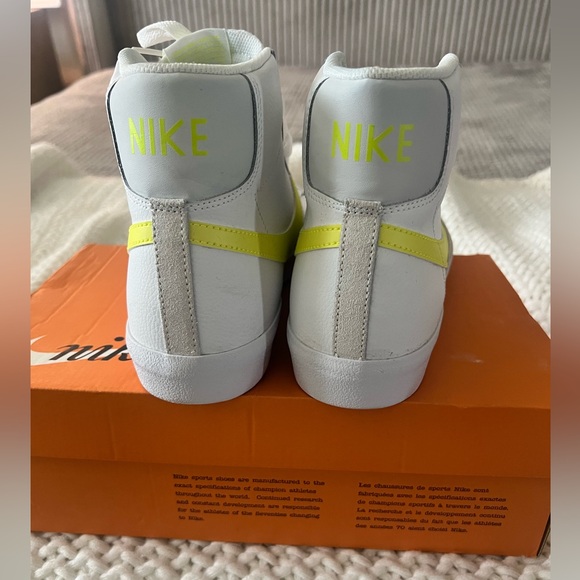 WMNS NIKE BLAZER MID '77 Lemon Venom SIZE 11 Like New! - Picture 3 of 5